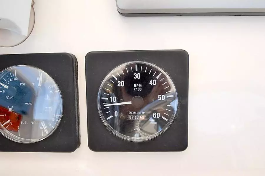 2003 Pursuit 3000 Offshore-27.jpg