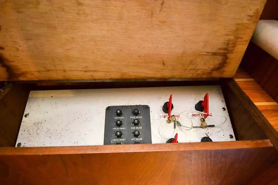 2003 Pursuit 3000 Offshore-57.jpg