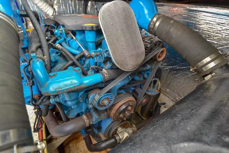 2003 Cruisers Yachts 3772 Express-52.jpg