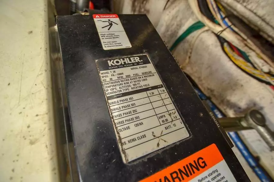 2003 Cruisers Yachts 3772 Express-50.jpg