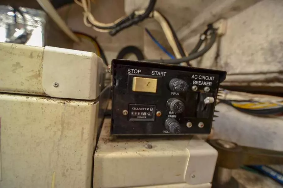 2003 Cruisers Yachts 3772 Express-49.jpg