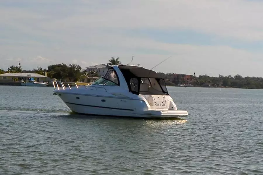 2003 Cruisers Yachts 3772 Express-2.jpg