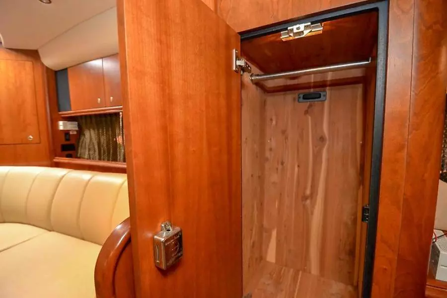 2003 Cruisers Yachts 3772 Express-32.jpg