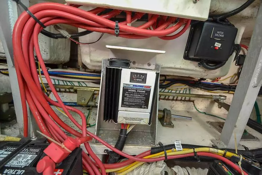 2003 Cruisers Yachts 3772 Express-48.jpg