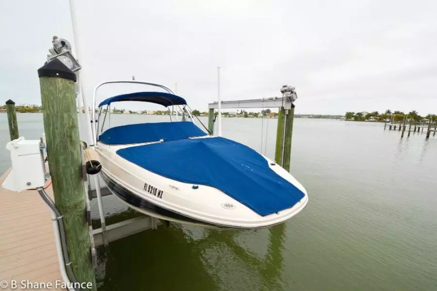 2009 Sea Ray 230 Sundeck