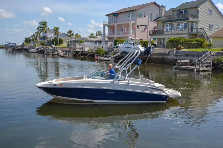 2009 Sea Ray 230 Sundeck