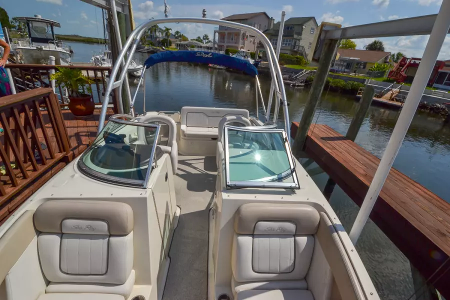 2009 Sea Ray 230 Sundeck