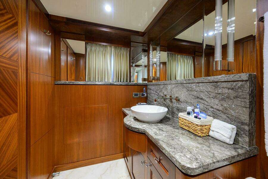 2013 Ocean Alexander Sky Lounge