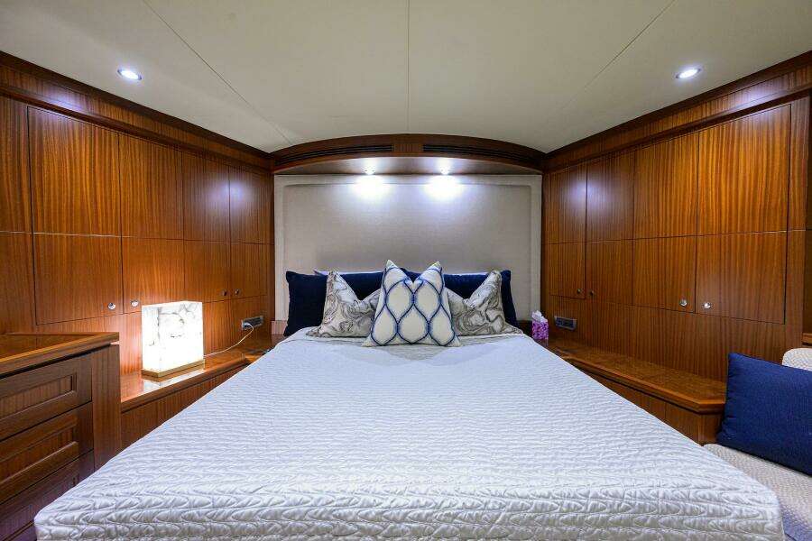 2013 Ocean Alexander Sky Lounge