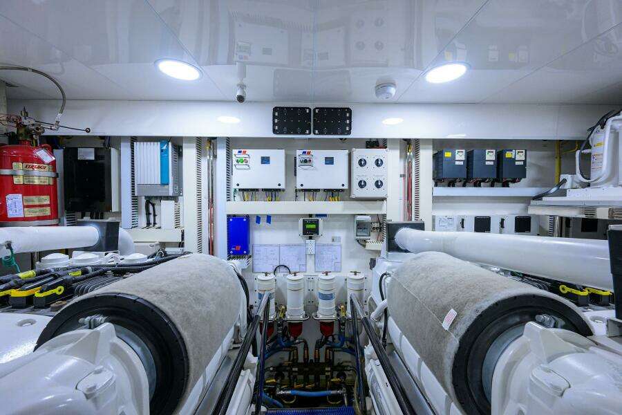 2013 Ocean Alexander Sky Lounge