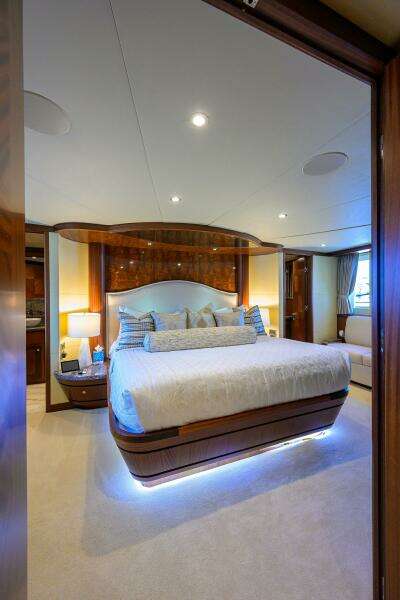 2013 Ocean Alexander Sky Lounge