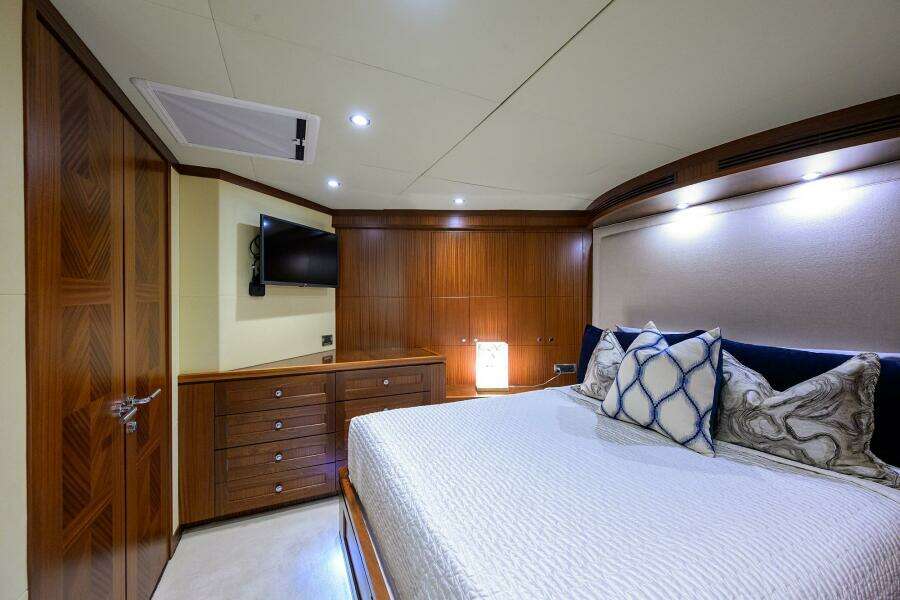 2013 Ocean Alexander Sky Lounge