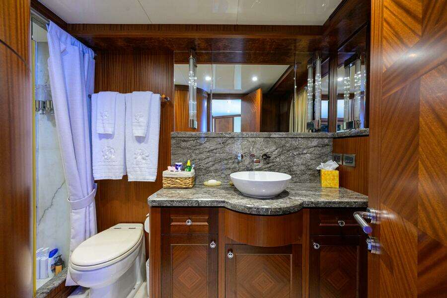 2013 Ocean Alexander Sky Lounge