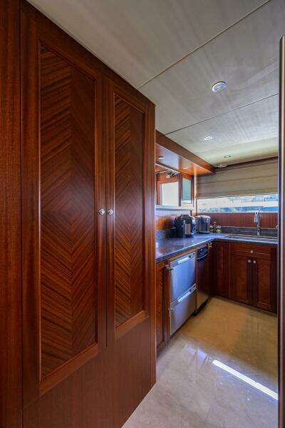 2013 Ocean Alexander Sky Lounge