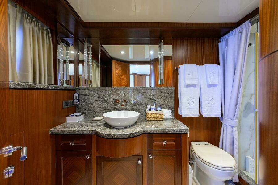 2013 Ocean Alexander Sky Lounge