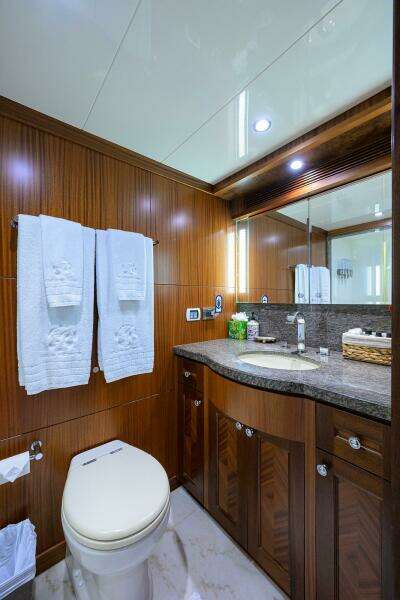 2013 Ocean Alexander Sky Lounge