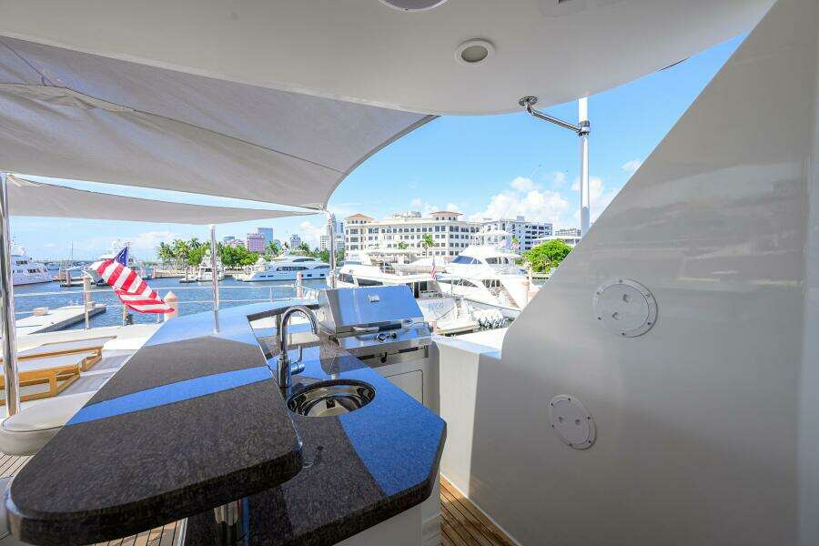 2013 Ocean Alexander Sky Lounge