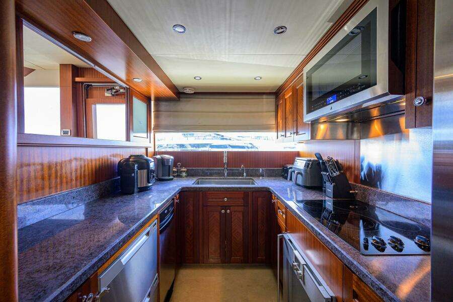 2013 Ocean Alexander Sky Lounge