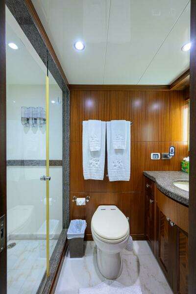 2013 Ocean Alexander Sky Lounge