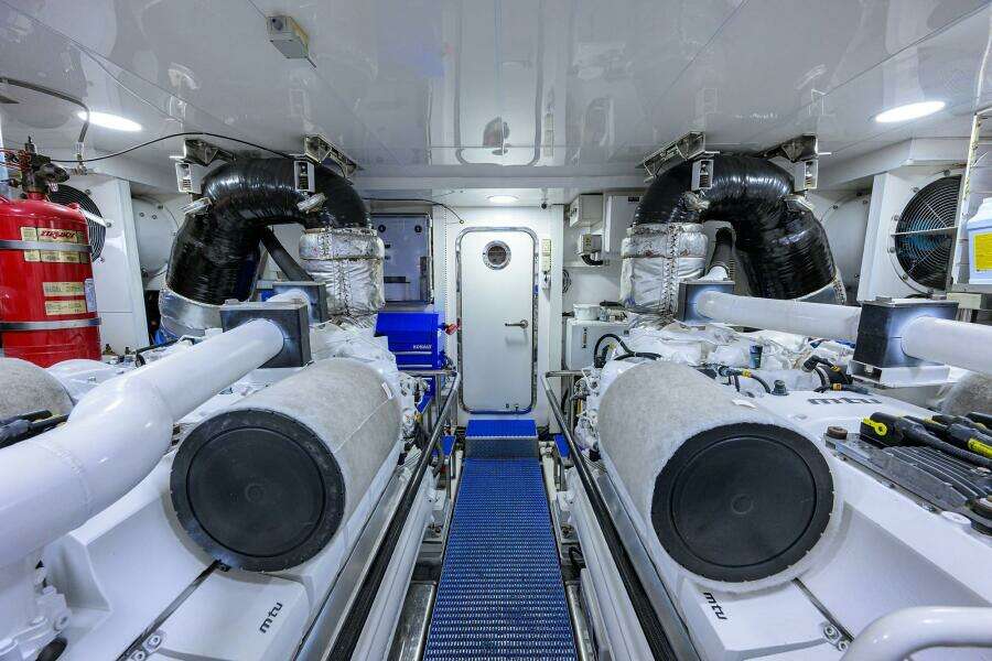 2013 Ocean Alexander Sky Lounge