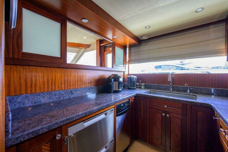 2013 Ocean Alexander Sky Lounge