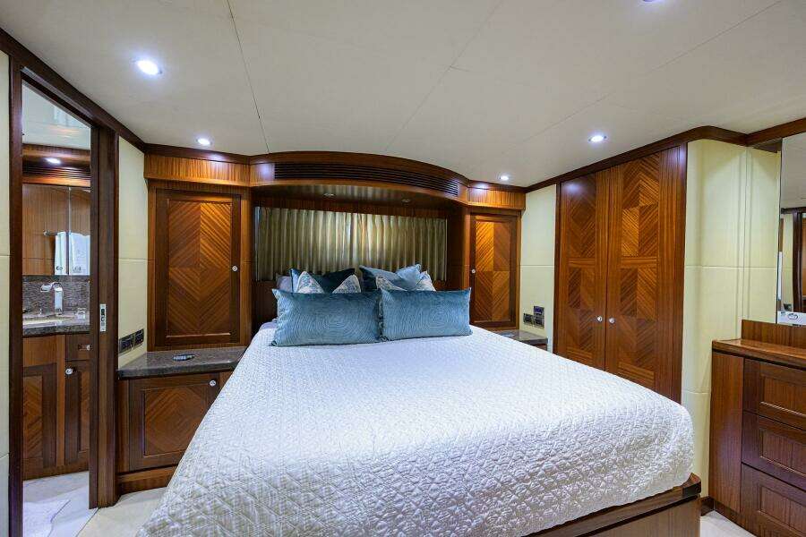 2013 Ocean Alexander Sky Lounge