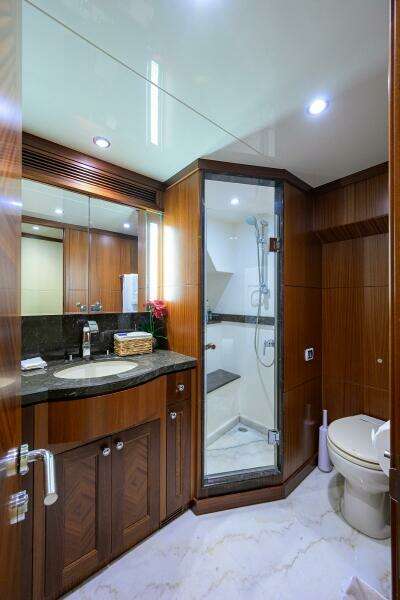 2013 Ocean Alexander Sky Lounge