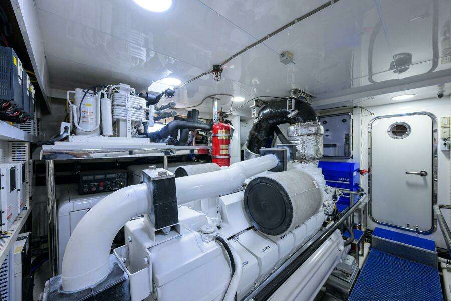 2013 Ocean Alexander Sky Lounge