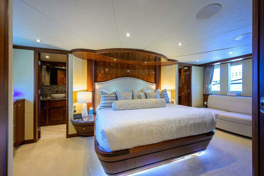 2013 Ocean Alexander Sky Lounge