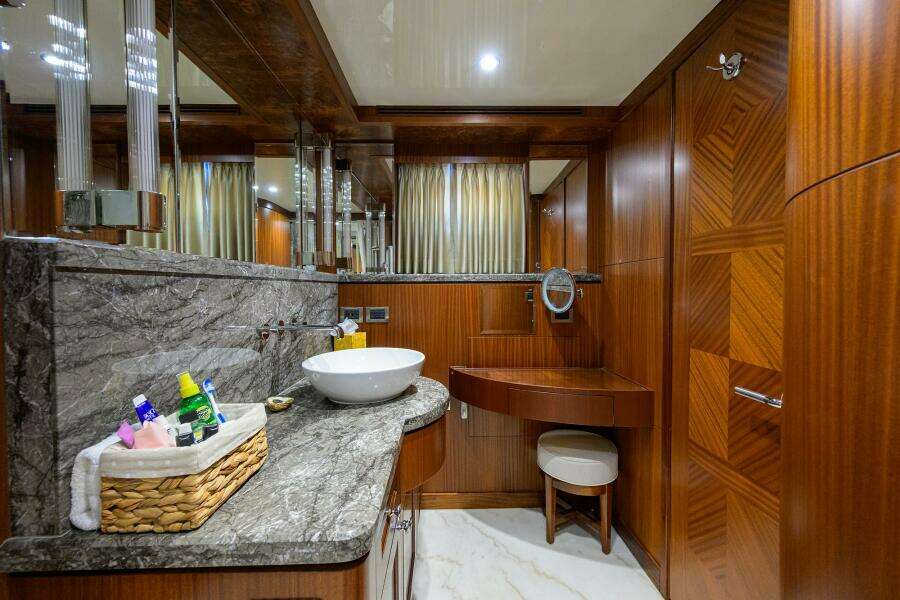 2013 Ocean Alexander Sky Lounge