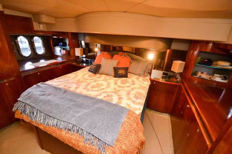 2005 Cruisers Yachts 520 Express