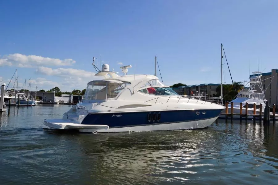 2005 Cruisers Yachts 520 Express