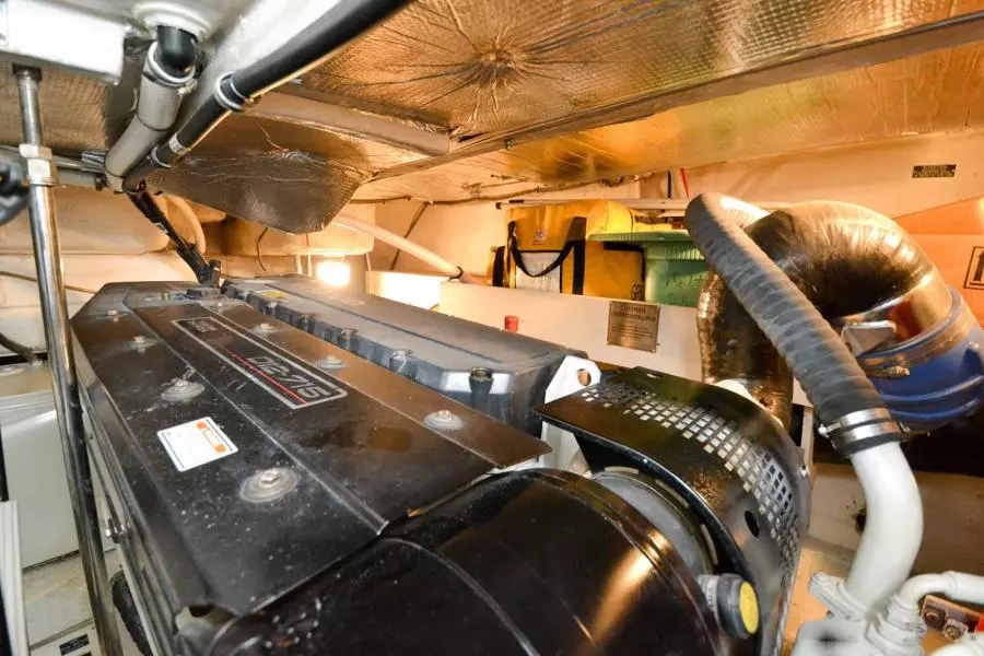 2005 Cruisers Yachts 520 Express