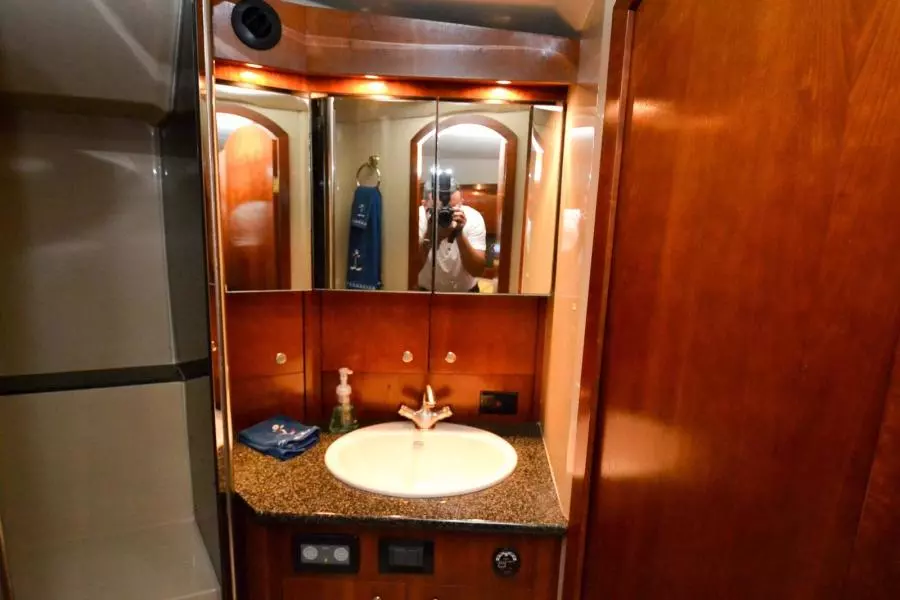 2005 Cruisers Yachts 520 Express