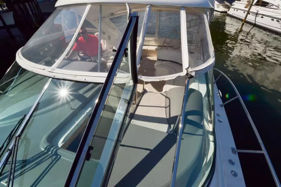 2005 Cruisers Yachts 520 Express