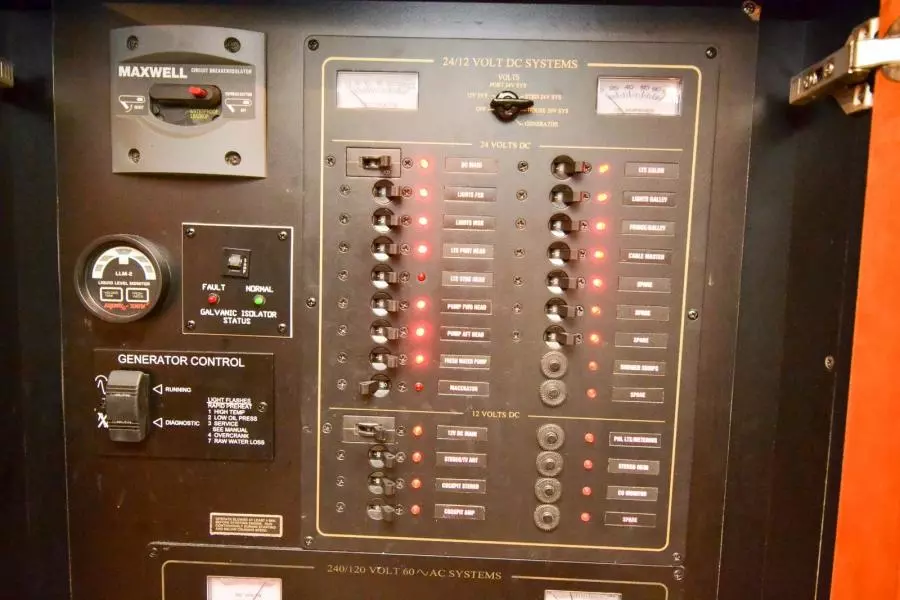 2005 Cruisers Yachts 520 Express