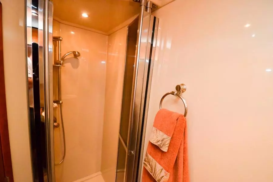 2005 Cruisers Yachts 520 Express