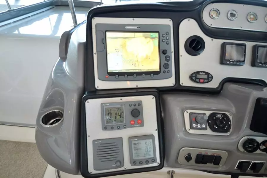 2005 Cruisers Yachts 520 Express