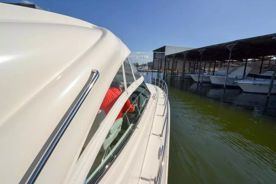 2005 Cruisers Yachts 520 Express