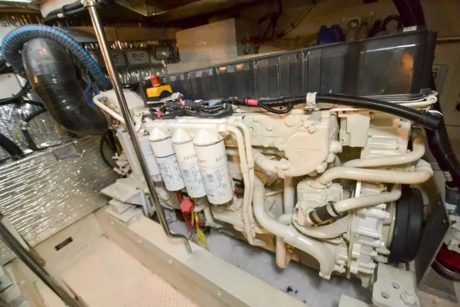 2005 Cruisers Yachts 520 Express