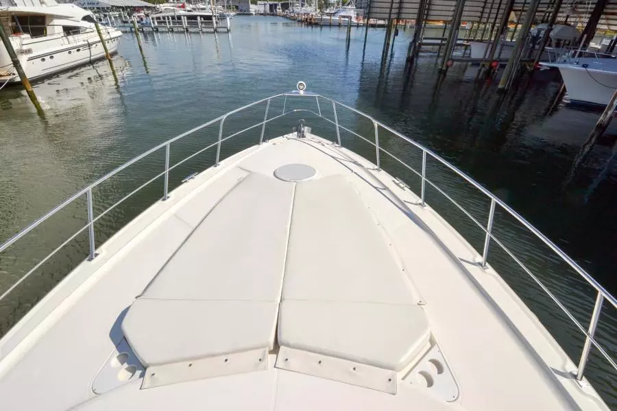2005 Cruisers Yachts 520 Express
