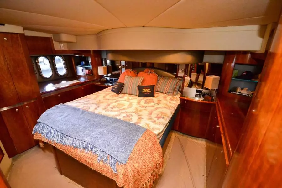 2005 Cruisers Yachts 520 Express