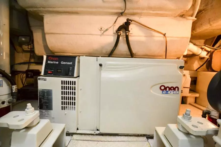 2005 Cruisers Yachts 520 Express