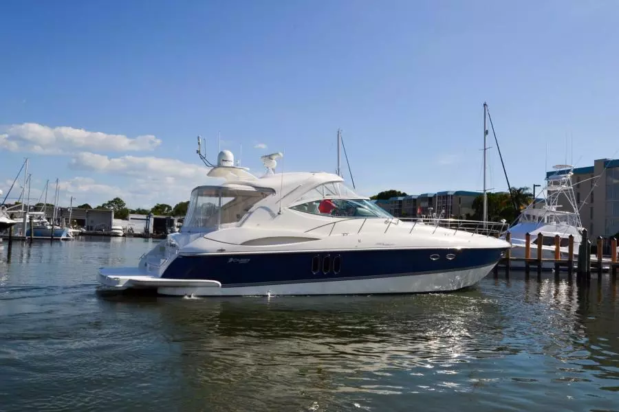 2005 Cruisers Yachts 520 Express