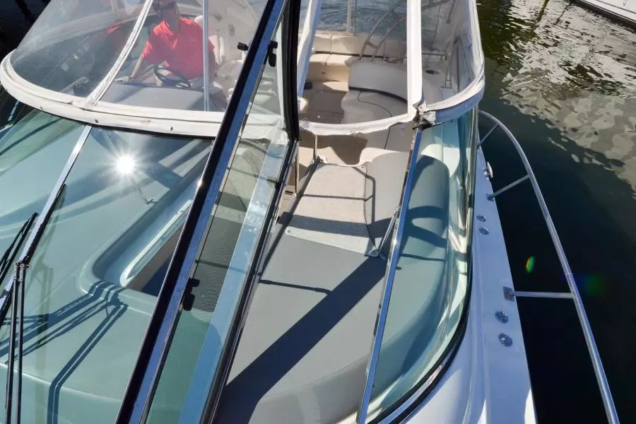 2005 Cruisers Yachts 520 Express