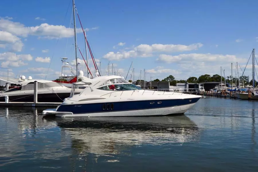 2005 Cruisers Yachts 520 Express