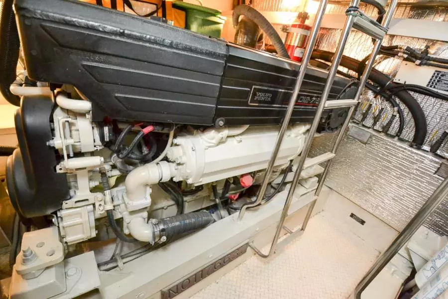 2005 Cruisers Yachts 520 Express