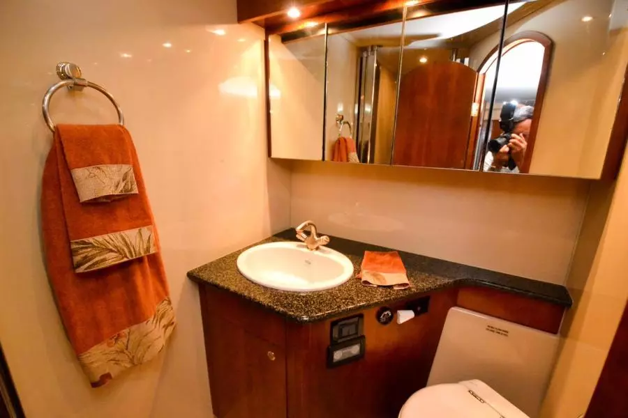 2005 Cruisers Yachts 520 Express