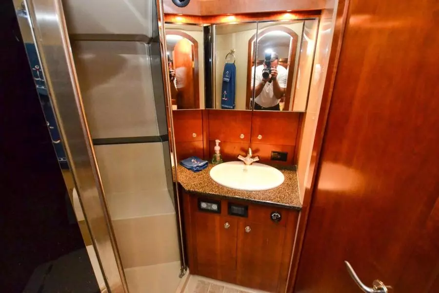 2005 Cruisers Yachts 520 Express