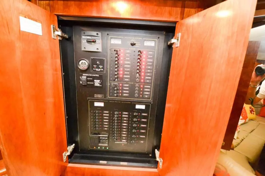 2005 Cruisers Yachts 520 Express